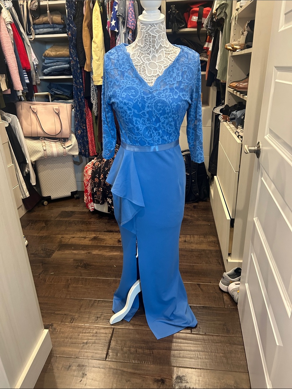 Elegant Blue Lace V-Neck Evening Dress